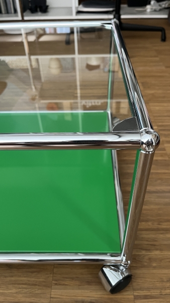 USM Haller Glas Beistelltisch auf Rollen USM grun Detail