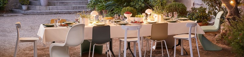 Vitra Home Stories for Spring 2023 | Vitra Esstisch mit allen Stühlen der Kollektion bei Nacht