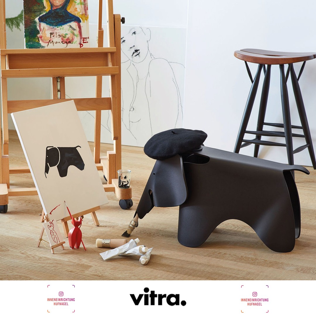 | Vitra Eames ElephantDen Elefanten, den Charles und Ray Eames 1945 zunächst aus Schichtholz entwickelt hatten, gibt es in Kunststoff in unterschiedlichen Farben  als Spielzeug oder als dekoratives Objekt, nicht nur im Kinderzimmer.Ab dem Beginn