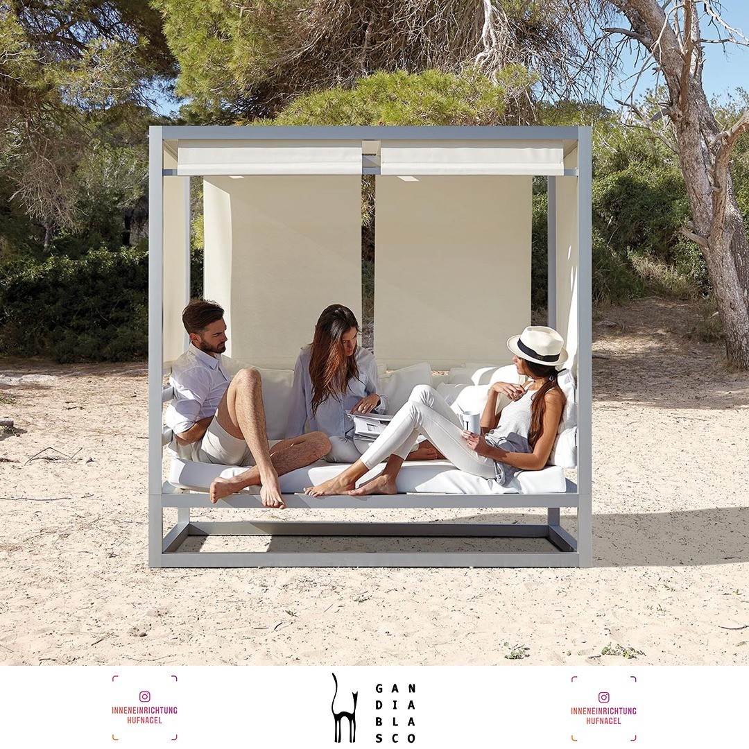 | Gandía Blasco Tres Al FrescoEin Outdoorsofa, das konzipiert wurde, um Außenbreiche genießen zu können. Das ultimative "Al Fresco"-Konzept. Der perfekte Ort, um im reinsten mediterranen Stil zu faulenzen.Design by José A. Gandía-Blasco Canales, 