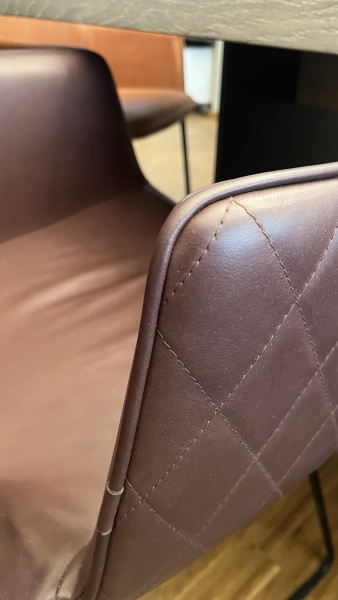Freifrau Manufaktur Amelie Armchair High Leder Adora cognca Rautensteppung UG tiefschwarz Detail