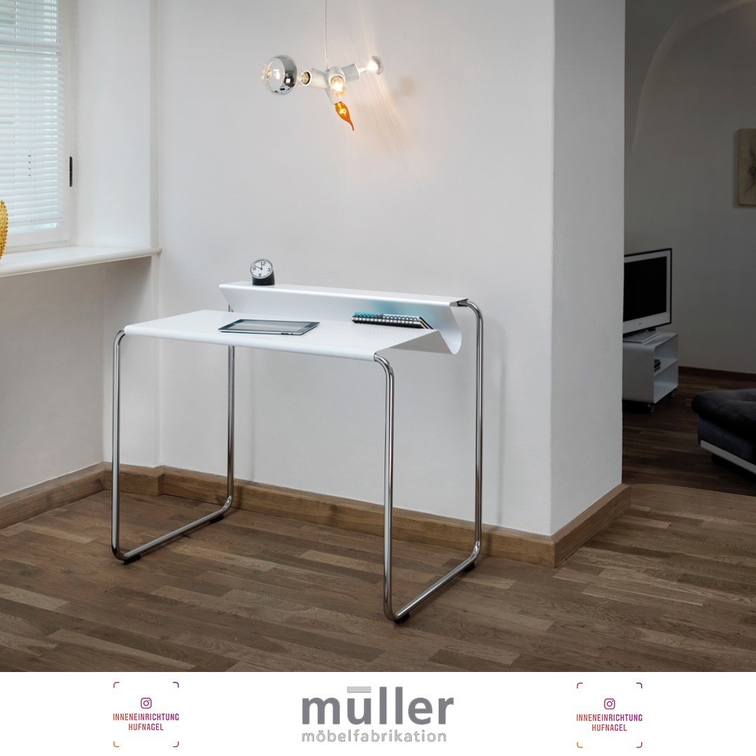 | Müller Möbelfabrikation Augsburg Sekretär PS07Ein Profil, das sich einprägt – der Sekretär PS07 besticht durch außergewöhnliche Formgebung und schlichte Eleganz. Doch das Design schmeichelt nicht nur dem Auge, sondern schafft auch praktischen Sta