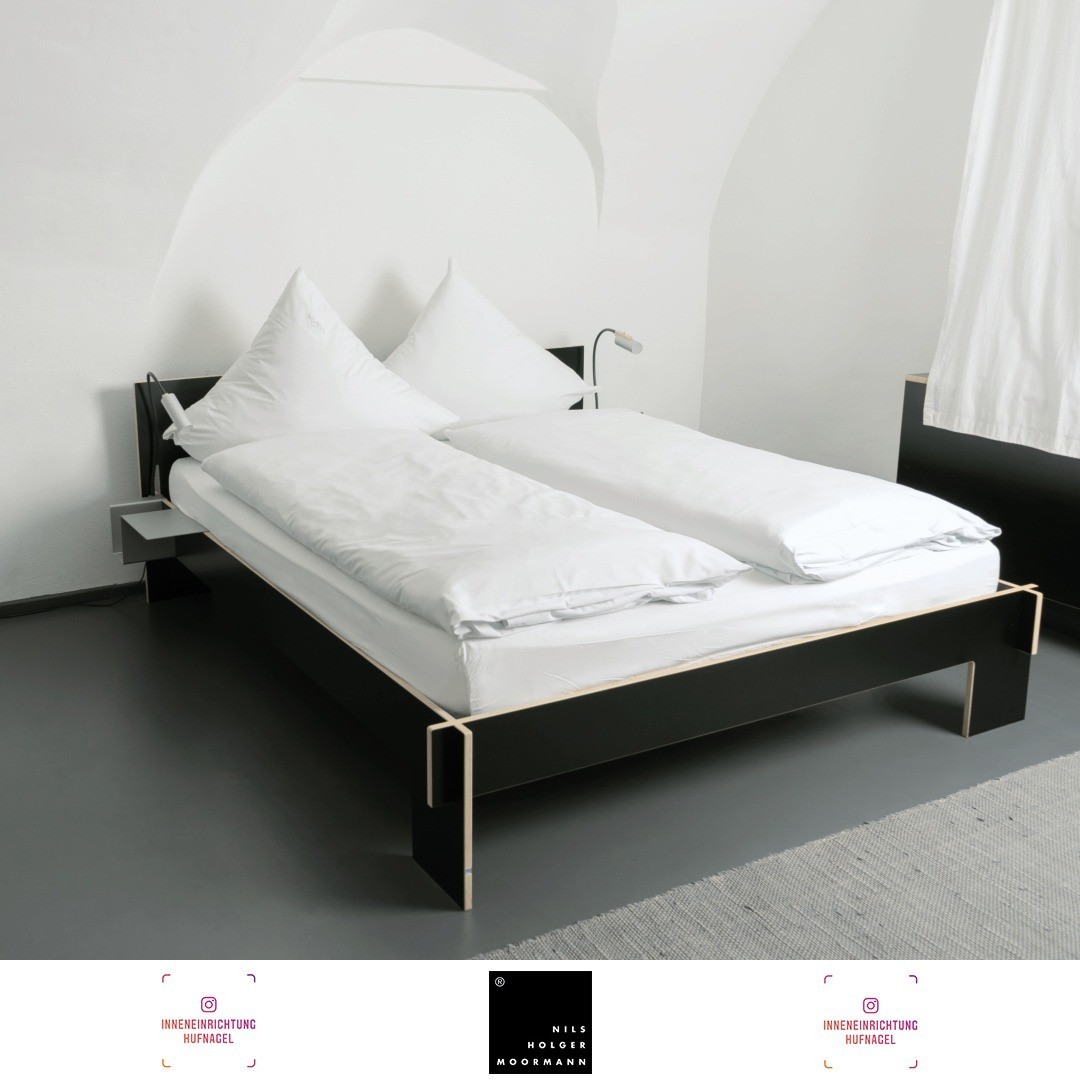 | Nils Holger Moormann Siebenschläfer, design by Christoffer MartensDer Siebenschläfer ist ein steckbares Möbel aus der Familie der Betten. Zurückhaltend und metallfrei in seiner Konstruktion, zeigt er sich besonders flink im Körperaufbau. Bl