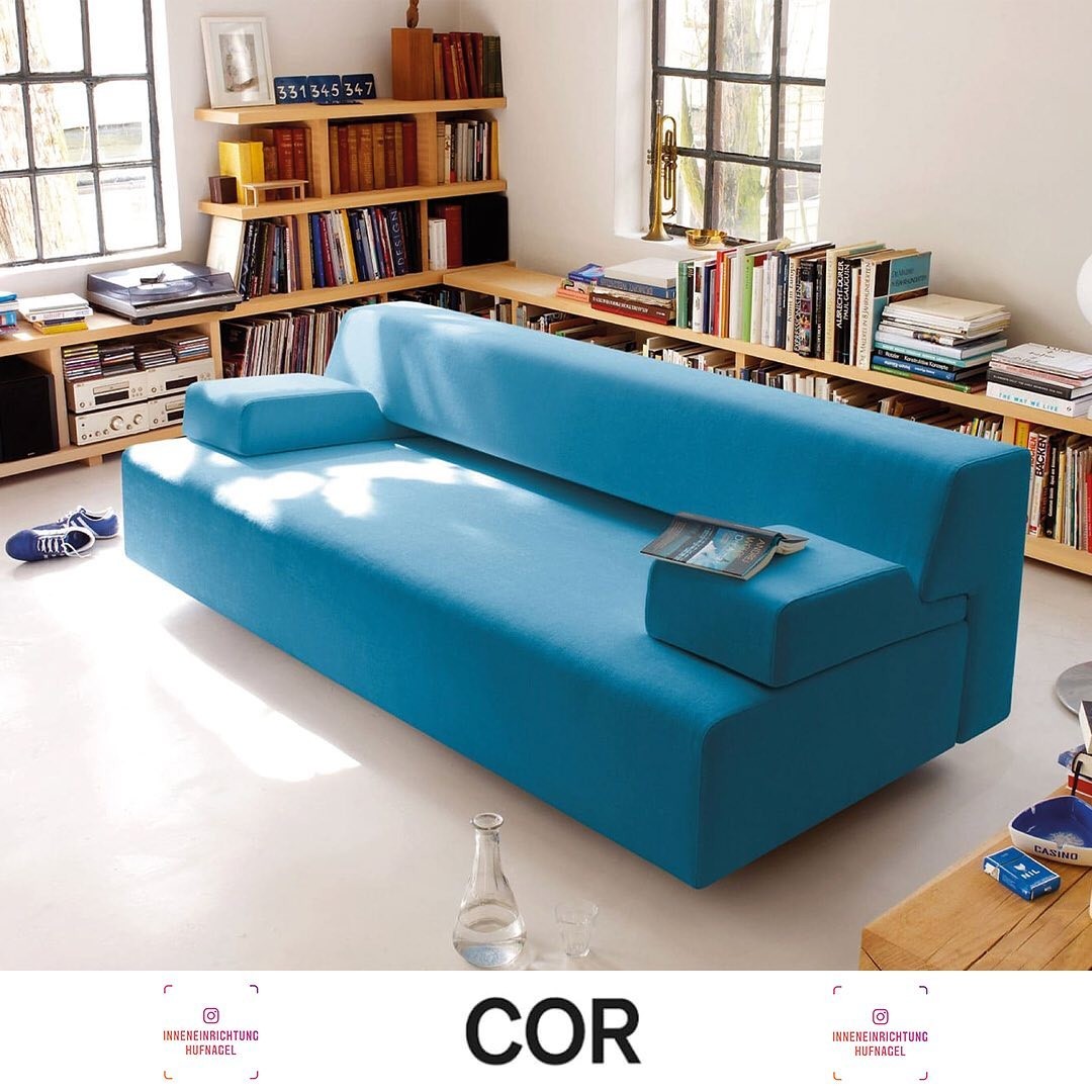 | COR Cosma Schlafsofa design by Thomas Müller & Jörg Wulff Schlicht und puristisch: Ein Ensemble zum Wohnen und Leben. Cosma ist kein Schlafsofa und auch kein Funktionssofa, es ist vielmehr ein außergewöhnlich elegantes Sitzmöbel auf dem man auc