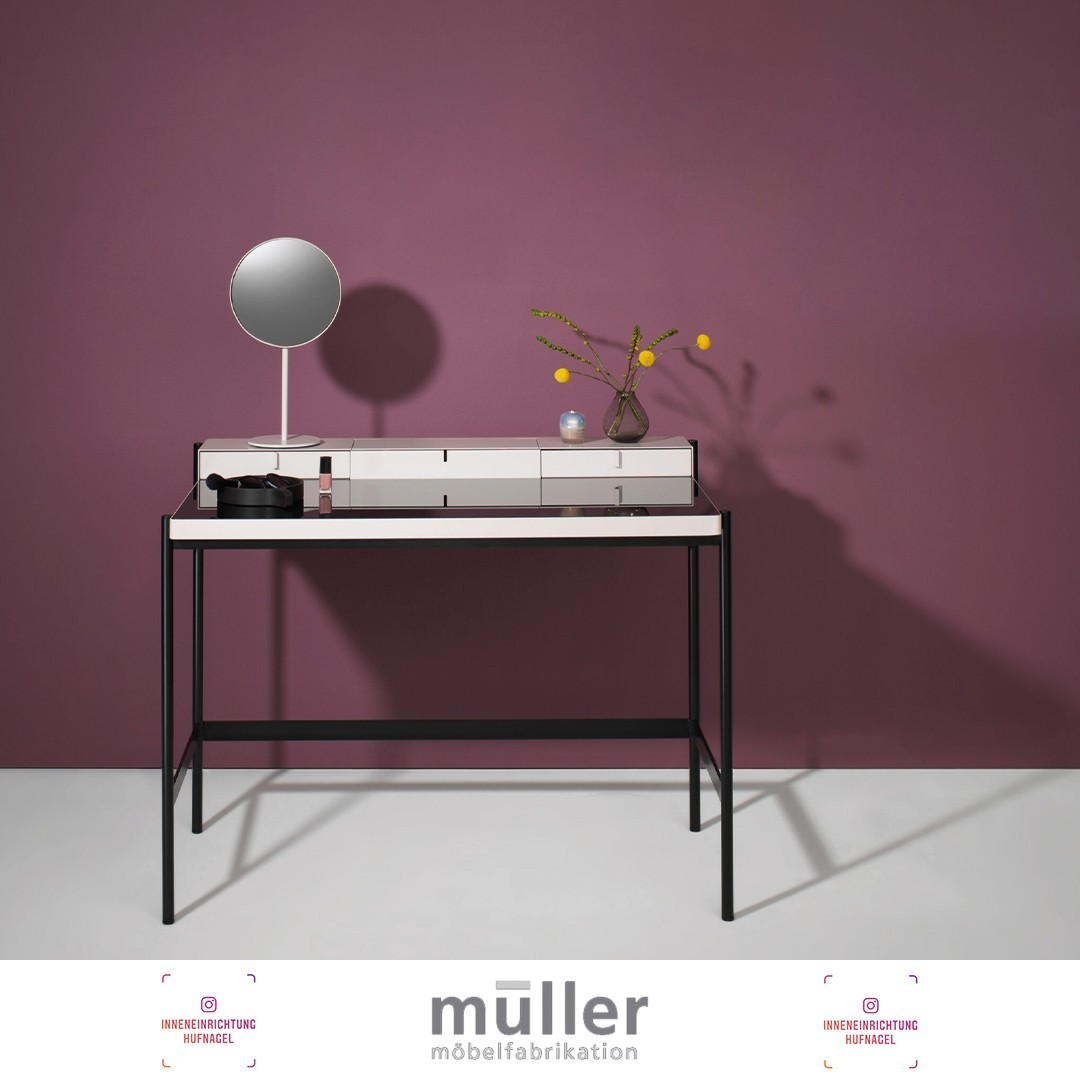 | Müller Möbelfabrikation Augsburg PS 20 SchminktischDer PS 20 Schminktisch setzt als Solitärmöbel klare Akzente im Raum und brilliert mit seiner stilsicheren Eleganz. Auch die diesjährige Fachjury zeigte sich von seiner funktionalen Ästhetik begei