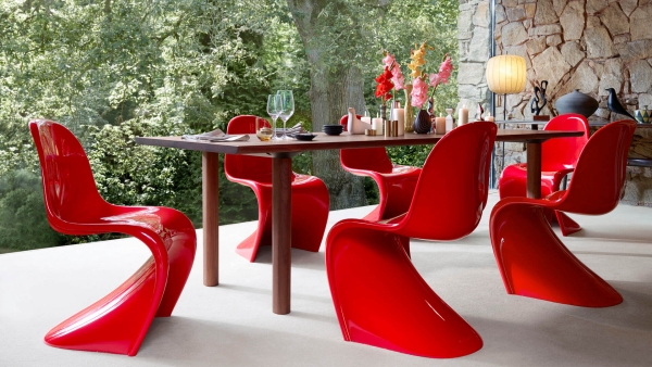 Vitra Panton Chair Classic Stuhl lackiert rot am Esstisch 1