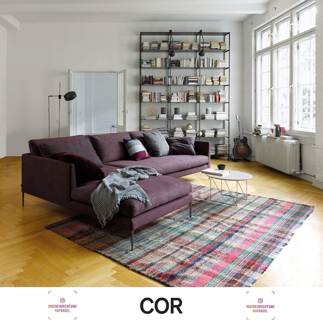 | COR Pilotis Sofa design by MetricaKleines Sofa - riesiger KomfortSeriöses sitzen: Fehlanzeige. Pilotis möchte bewohnt werden. Das ist der Grund für die tiefen Sitz- und Liegeelemente – schräg oder gerade – die mehr als offen für eine spiel