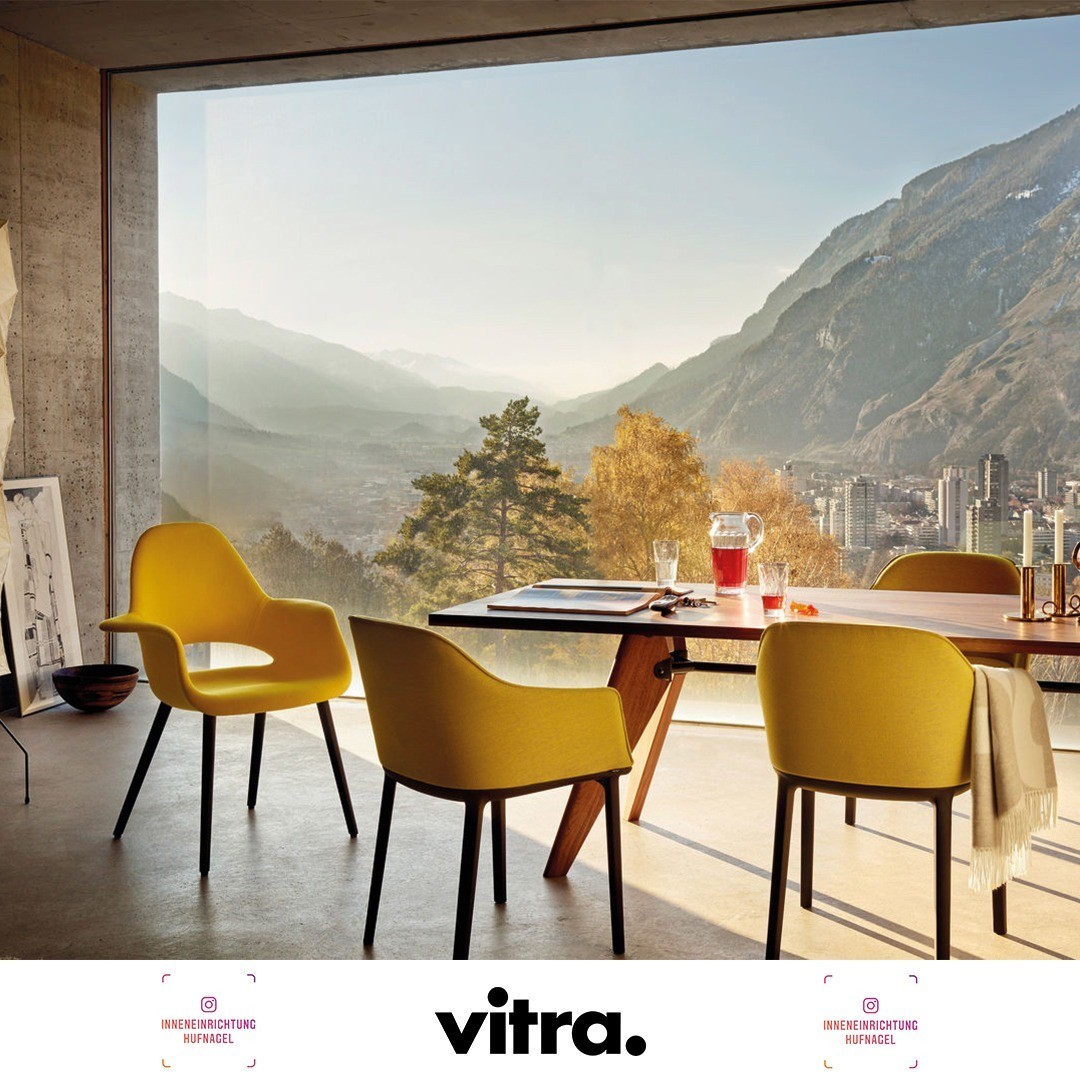 | Vitra EM Table mit Vitra Organic Chair und Vitra Softshtell ChairDer EM Table von Jean Prouvé ist durch seine Konstruktion geprägt, seine Ästhetik illustriert den Kräfteverlauf und die statischen Zusammenhänge. Er ist in unterschiedlichen Größen 