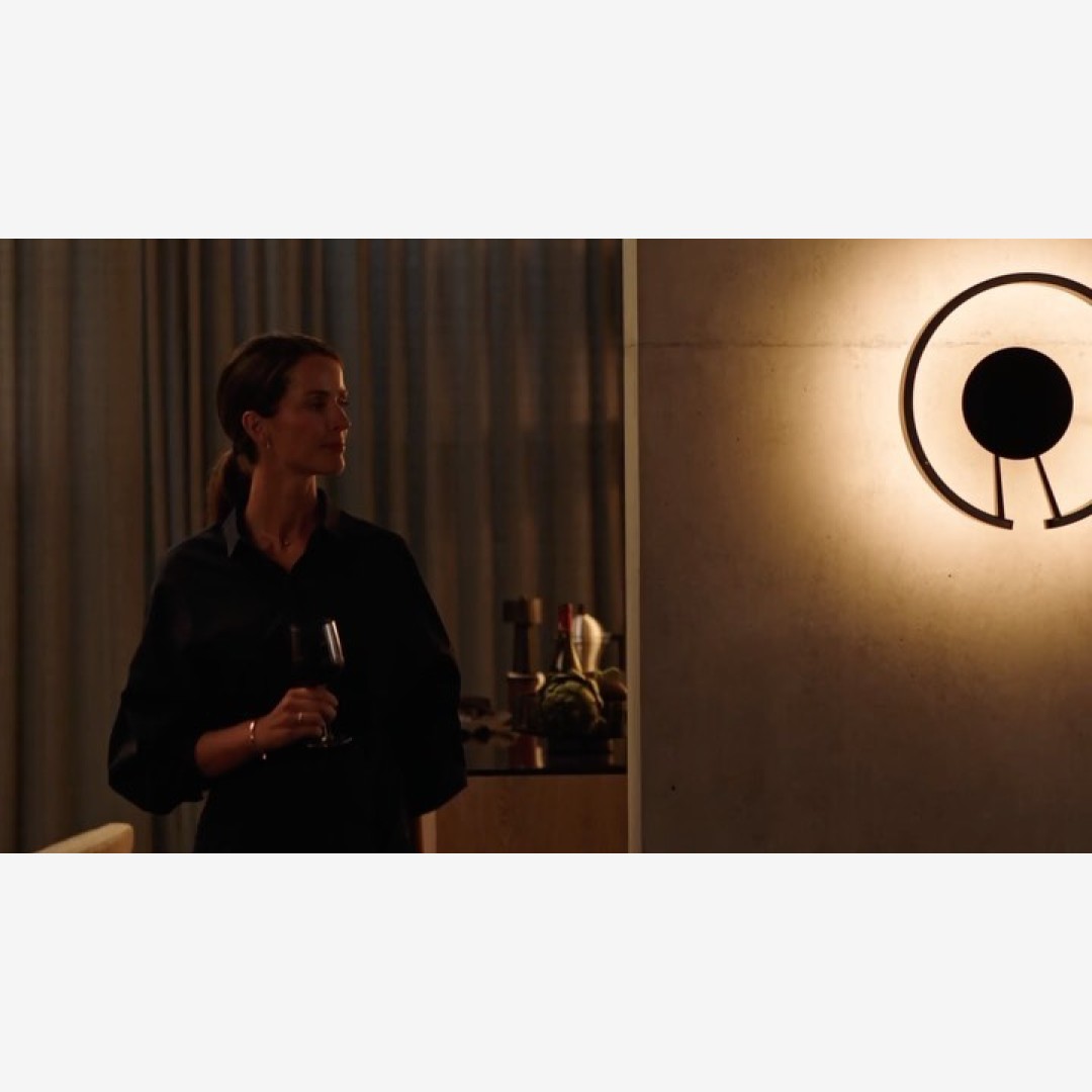 | Occhio Mito Aura konisch, skulptural, ausdrucksstark – Mito Aura 40 silber matt schwebt im Zentrum des Raums. Mit ihrem charakteristischen, ringförmigen Uplight und dem kraftvollen, blendfreien Downlight schafft sie einzigartige, dank »up/down 