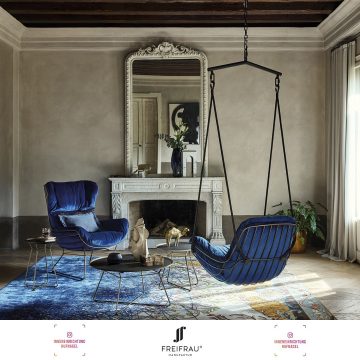| Freifrau Manufaktur Leyasol Wingback Chair & Leyasol Swing SeatRoyal FlairEbenbürtig zum herrschaftlichen romanischen Ambiente italienischer Villen hüllt sich Leyasol in schimmernden Cord.Das Design-Duo Birgit Hoffmann und Christoph Kahleyss h