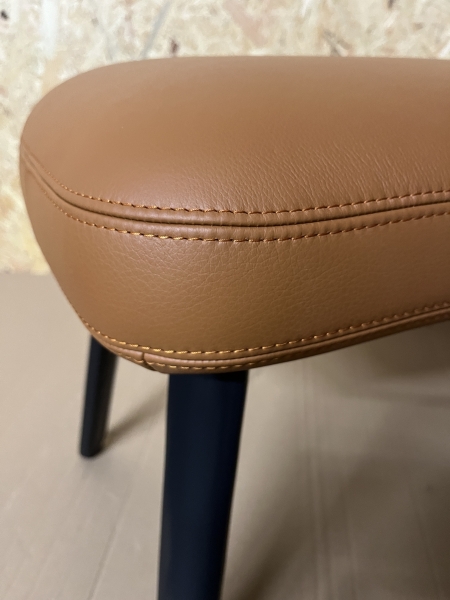 Vitra Repos Panchina Fussteil Hocker Leder Premium F cognac UG glatt basic dark Detail