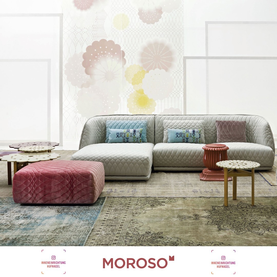| Moroso Redondo Sofa design by Patricia Urquiola, 2010Eine Linie von Sitzmöbel, die in charakteristischer Weise aus zwei nebeneinander gestellten Volumen, und einer gepolsterten Sitzschale besteht, die unterbrechungslos die großen Sitzpolster umsc