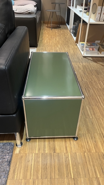 USM Haller Stauraum 1x1 mit 1 Klappture olivgrun links
