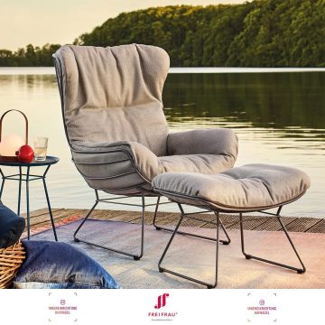 | Freifrau Manufaktur Leyasol Wingback Chair & Ottoman"Das Design-Duo HoffmannKahleyssDesign hat ein Möbel mit Gegensatz entworfen, so harmonisch wie Ying und Yang."Das Design-Duo Birgit Hoffmann und Christoph Kahleyss haben das Modell Leya entw