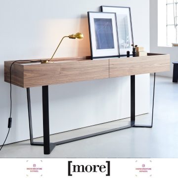 More Möbel PERO Konsole design by Gil CosteErstaunlich aufnahmefähig: In den Schubladen der PERO Konsole lassen sich die kleinen Dinge des Alltags verstecken. Die Ablage aus abgedunkeltem Glas hingegen dient als perfekte Bühne für Großes wie Kuns