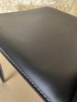 Vorschau: Kare Design Milano Kunst Lederstuhl schwarz weisse Naht Detail Vorschau: Kare Design Milano Kunst Lederstuhl schwarz weisse Naht Detail