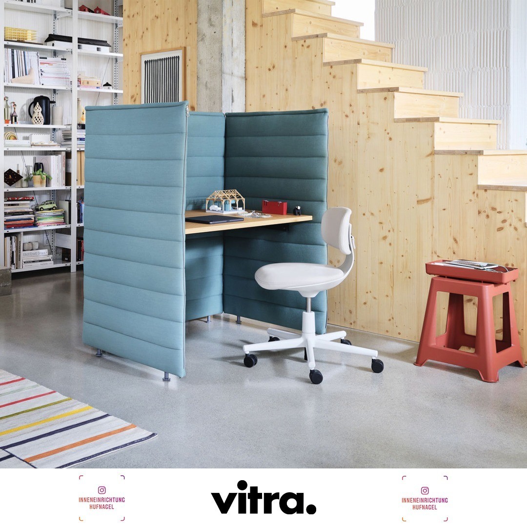 | Vitra Home Office LösungFinden Sie das richtige Mobiliar für Ihr Homeoffice, das rund um die Uhr funktioniert.Der Bürostuhl Rookie (2018) von Konstantin Grcic ist ein kleiner, agiler und – für Bürostandards – unkonventionell einfacher Stuhl. Mi