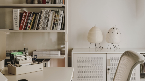 Vitra Akari Tischleuchte 1AD auf Sideboard