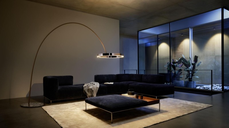 Occhio Mito Largo Lusso Bogenleuchte im modernen Architektenhaus