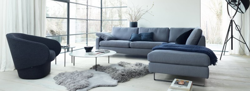 COR Conseta Sofa mit Recamiere Longchair 3 Sitzer Stoff kuschelweich blau schwarze Füße