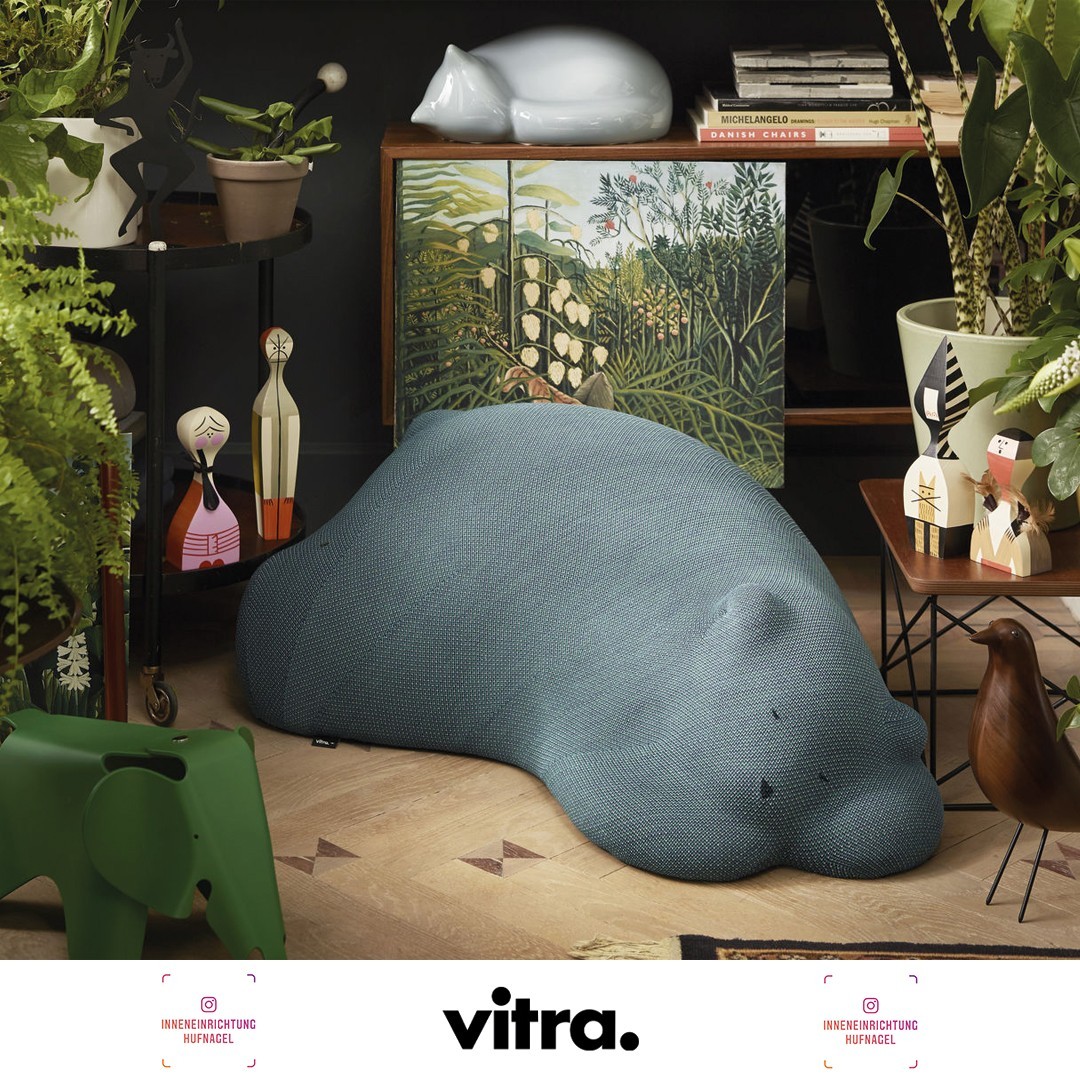 | Vitra Resting BearViele Arbeiten von Front widmen sich der systematischen Beobachtung des Schlafs oder Winterschlafs von Tieren. Mit den Resting Animals findet diese Auseinandersetzung ihren Ausdruck in einer Gruppe schlafender Tierfiguren, deren