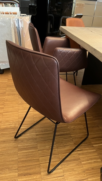 Freifrau Manufaktur Amelie Chair Leder Adora cognca Rautensteppung UG tiefschwarz Rucken
