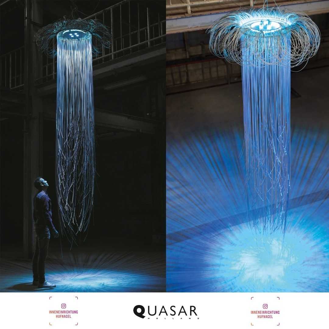 | QUASAR Pelagia Pendant design by Ralf FrickelInspiriert durch das MeerDiese aus hunderten von Metern Drahtseilen handgefertigte Pendelleuchte ist von der Leuchtqualle Pelagia Noctiluca inspiriert. Deren glatter, schirmartiger Körper verfügt üb