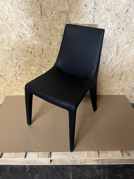 Bonaldo Tip Toe Lederstuhl Capri schwarz m belederten Stuhlbeinen frontal