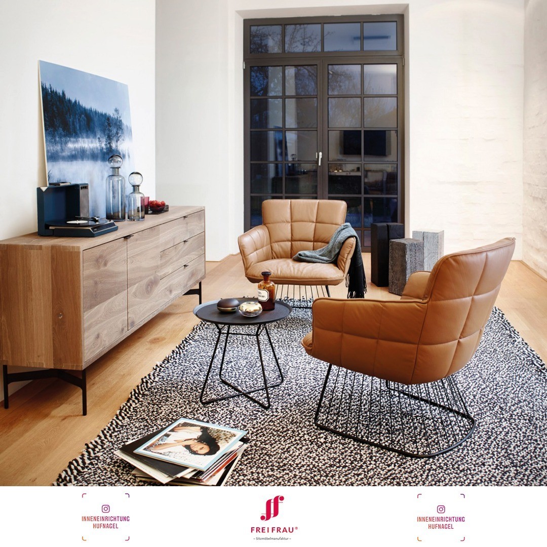 | Freifrau Manufaktur® Marla Easy Chair HighDie kissige Stepp-Otpik von Lounge-Chair "Marla High" soll die Beweglichkeit eines Stuhls mit dem Komfort eines Sofas verbinden – in die weichen, großzügig abgesteppten Polster des Kissenstuhls möchte man