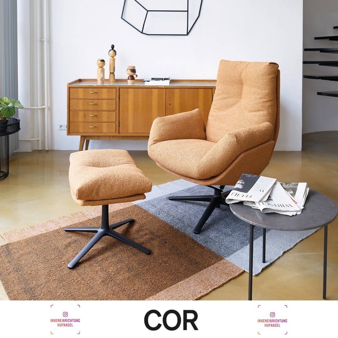 | COR Cordia Lounge design by Jehs & LaubDER ERSTE LOUNGE CHAIR VON COR. UND GLEICH DER GEMÜTLICHSTE.Zur Cordia Familie gehört ein Lounge Sessel und zwar ein ungewöhnlich kuschliger. In einer glatten, dünnen Schale liegt ein fülliges Daunenk