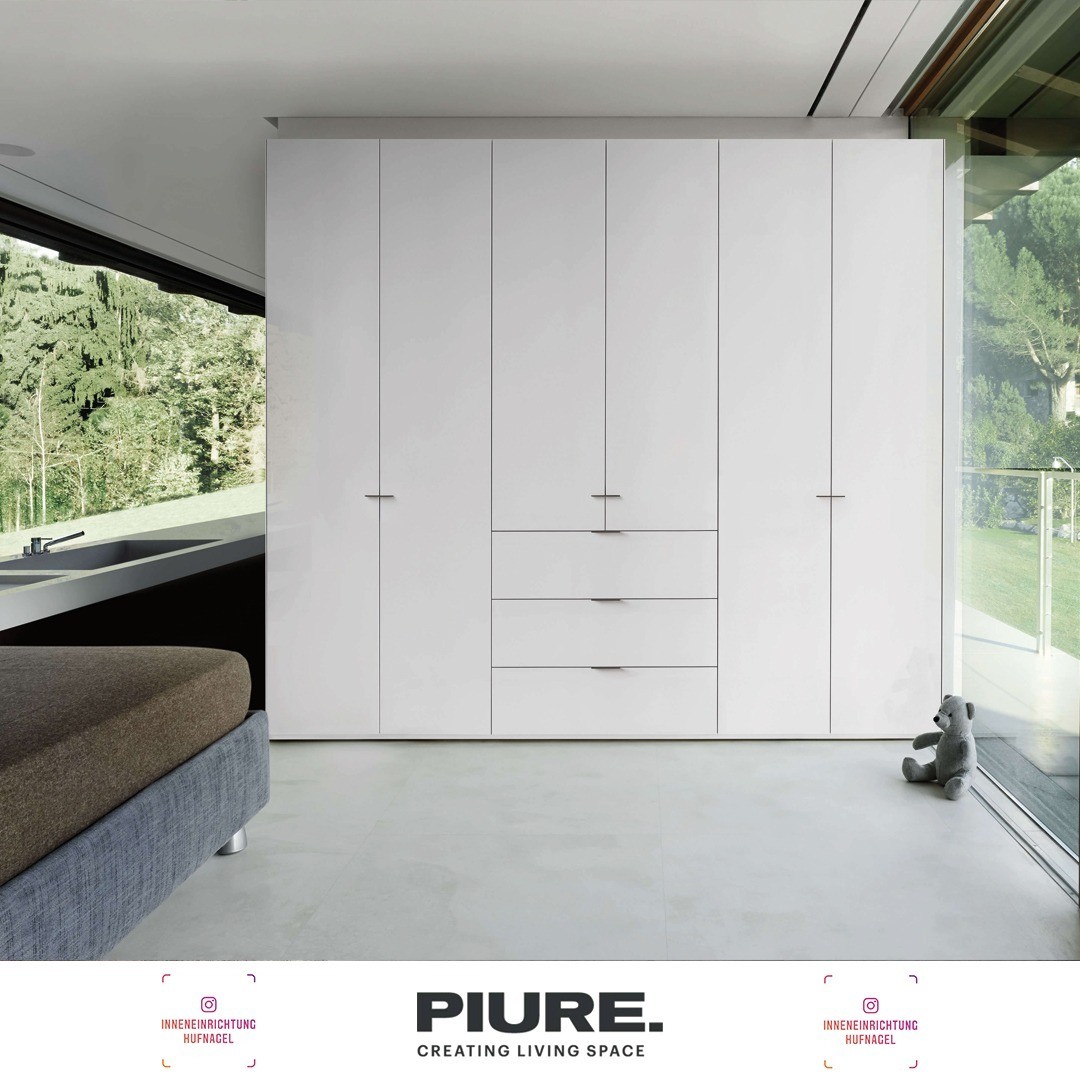| PIURE NEX SCHRANKFinesse, die auch Stauraum kann. Bei NEX Schrank sind es die feinen Schattenfugen und die perfekte Machart, mit deren Hilfe wir ein spannungsvolle Spiel inszenieren. Selbstverständlich gibt es für alle Schrankelemente zahlreiche 