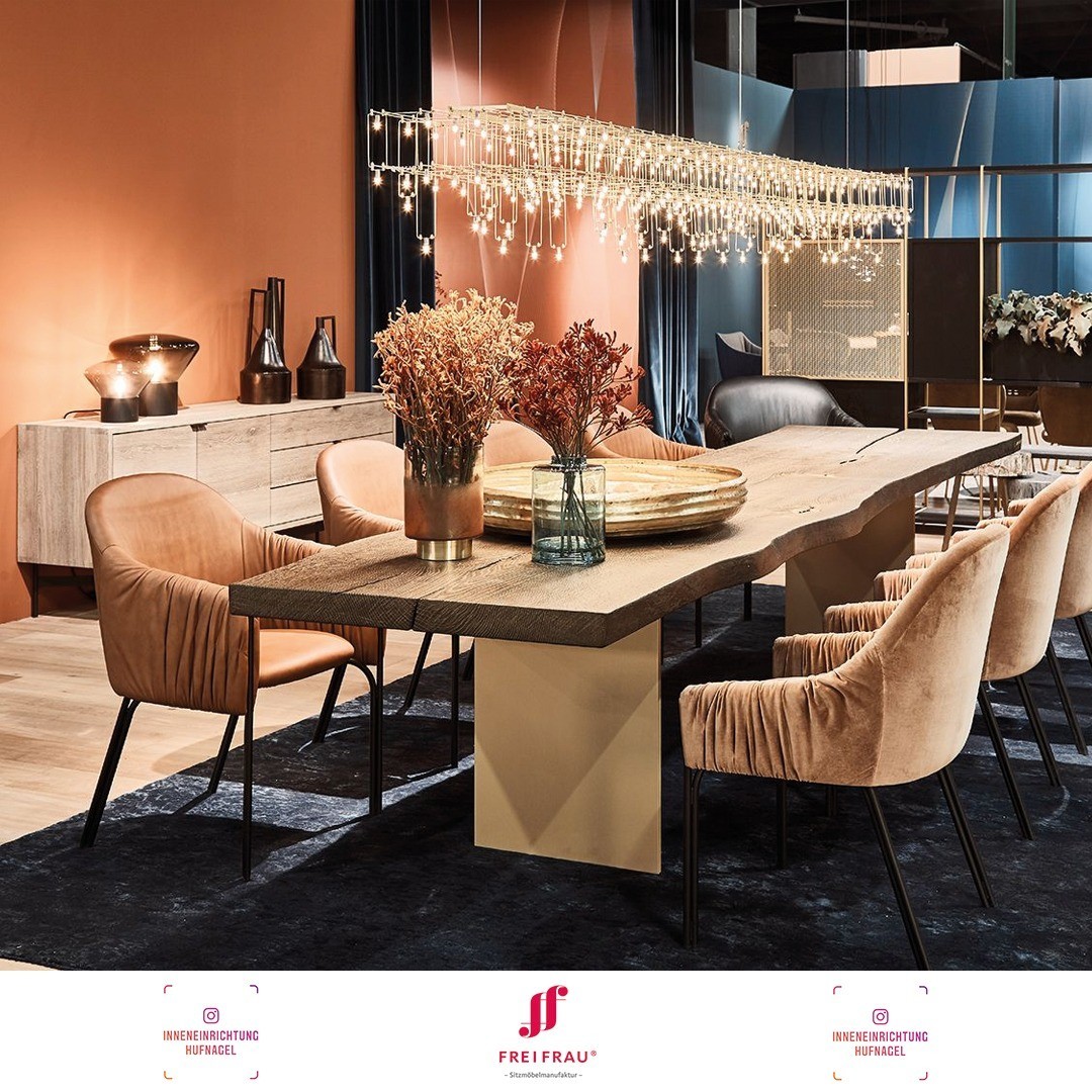 | Freifrau Manufaktur Celine Armchair LowEin Hauch von Haute CoutureFür Freifrau entwarf Lucie Koldova ihren ersten Polsterstuhl. Ein Entwurf, inspiriert von der Mode und den lässig, eleganten Polsterungen anderer Freifrau-Modelle.Entstanden is