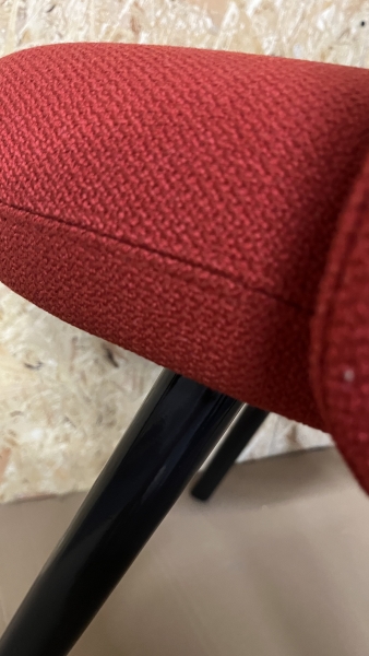 Vitra Mikado Sidechair Stoff Credo red chili UG schwarz beschichtet Detail