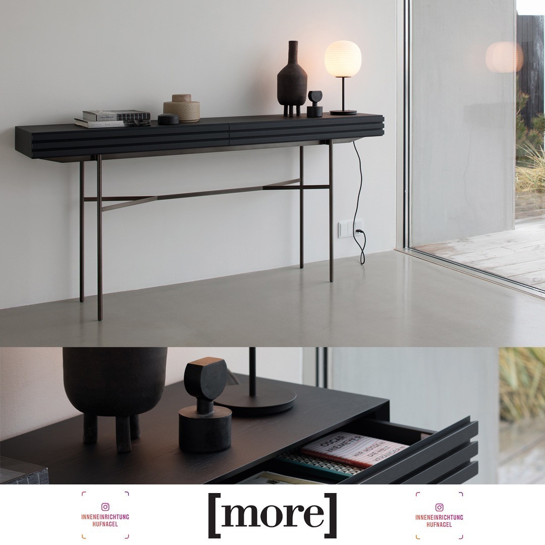 | MORE Möbel Harri Konsole - design by Peter Fehrentz, 2019Ganz schön leichtfüßig schwebt die Konsole HARRI im Raum. Das filigrane Y-Gestell aus anthrazitfarben lackiertem Stahl, wird durch die strukturierte Holzoberfläche ideal ergänzt. Die reduz