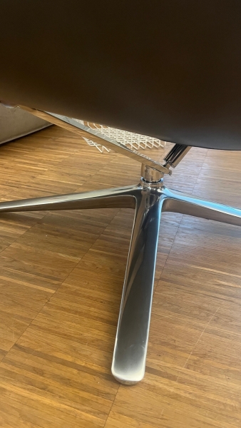 COR Cordia Lounge Ottoman drehbar kippbar Stoff 8181 silbergrau Leder asche Gestell poliert Detail Gestell