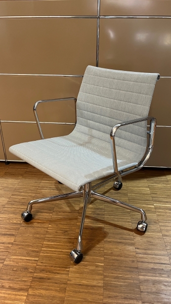 Vitra EA 117 Aluminium Chair n drehbar n hohenverstellbar Hopsak eisblau elfenbein UG chrom