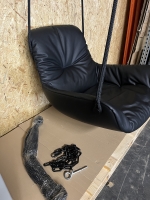 Vorschau: Freifrau Manufaktur Leya Lounge Swing Seat Leder Orient ebony 1 Punkt Aufhangung schwarz seitlich links Vorschau: Freifrau Manufaktur Leya Lounge Swing Seat Leder Orient ebony 1 Punkt Aufhangung schwarz seitlich links