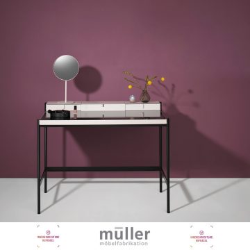 | Müller Möbelfabrikation Augsburg PS 20 SchminktischDer PS 20 Schminktisch setzt als Solitärmöbel klare Akzente im Raum und brilliert mit seiner stilsicheren Eleganz. Auch die diesjährige Fachjury zeigte sich von seiner funktionalen Ästhetik begei