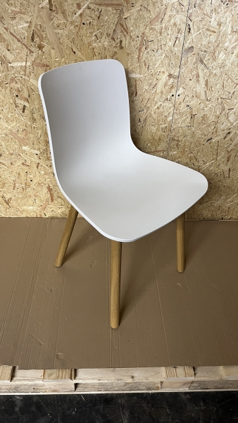 Vitra HAL Wood Stuhl Polypropylen weiss Gestell Eiche massiv hell