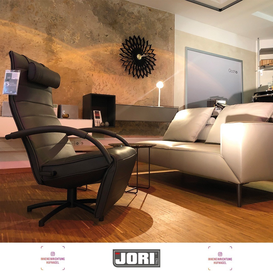 JORI - Innovative seating comfort since 1963Ein Sessel muss einladend sein, Sie willkommen heißen, Sie umfangen und entspannen, Ihnen ganz natürlich Komfort schenken und Sie zum Träumen bringen. Für ein optimales Wohlgefühl muss er aus natürlichste
