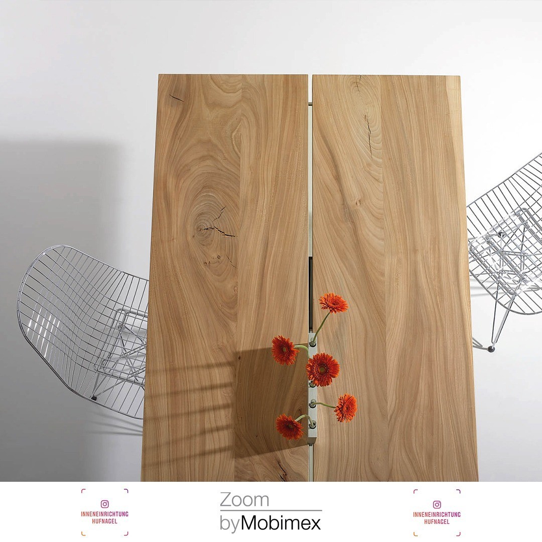 | Zoom by Mobimex Tix TischTIX ist Architektur – Klarheit und Struktur, Ehrlichkeit der Materialien, Konzentration auf das Wesentliche.TIX verbindet funktionelle und ästhetische Aspekte auf höchstem Niveau. TIX zeigt Gegensätze. Die vertikale Tra