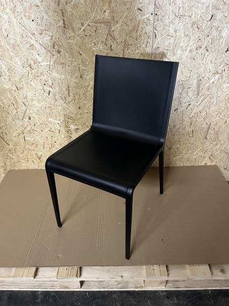 Kristalia Bikappa Kunststoffstuhl schwarz frontal