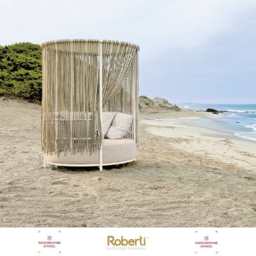 | Roberti Outdoor Pleasure OASI LoungeOasi ist ein Entwurf mit einem exklusiven Stil. Eine runde Outdoor-Lounge, die zum Entspannen einlädt und von der Meeresbriese sowie den organischen Formen der Natur inspiriert wurde. Ein perfekter „Unterschlup
