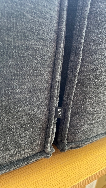 COR Trio Stoffsofa 2 Sitzer mit Ottoman Eckrucken Ruckenkissen Chenille Stoff 8145 dunkelgraublau Detail