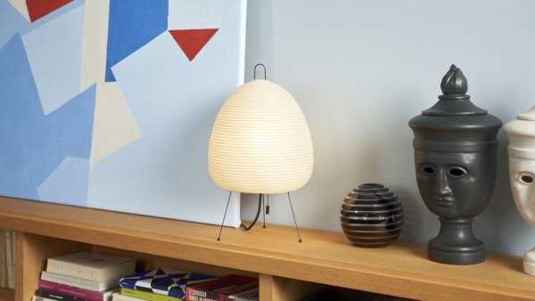 Vitra Akari Tischleuchte 1A auf Sideboard