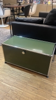 USM Haller Stauraum 1x1 mit 1 Klappture olivgrun USM Haller Stauraum 1x1 mit 1 Klappture olivgrun