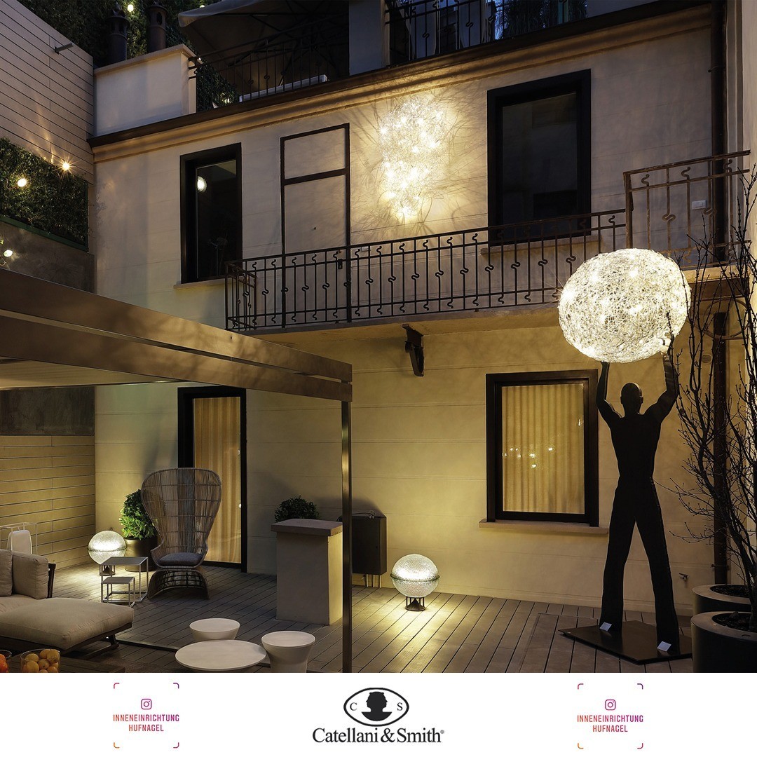 | Catellani & Smith Uomo della LuceThe time it takes to make a well-made lamp, is the time it takes to make a lamp well-made. | Enzo CatellaniFil de Fer Uomo della Luce XXL ist eine Leuchte aus modelliertem und geflochtenem Aluminiumdraht, die im