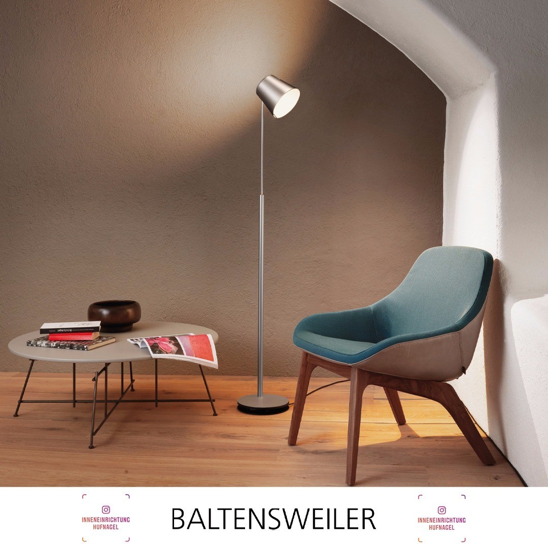| Baltensweiler FEZ SFEZ S, die teleskopisch ausziehbare Stehleuchte aus Aluminium, bietet dank zwei leistungsstarken LED genügend Licht, um einen Raum auszuleuchten. Der Schalter am Reflektor ermöglicht direktes oder indirektes Licht oder beides g