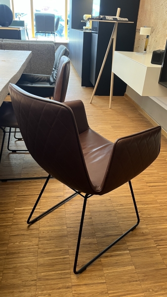 Freifrau Manufaktur Amelie Armchair High Leder Adora cognca Rautensteppung UG tiefschwarz Rucken