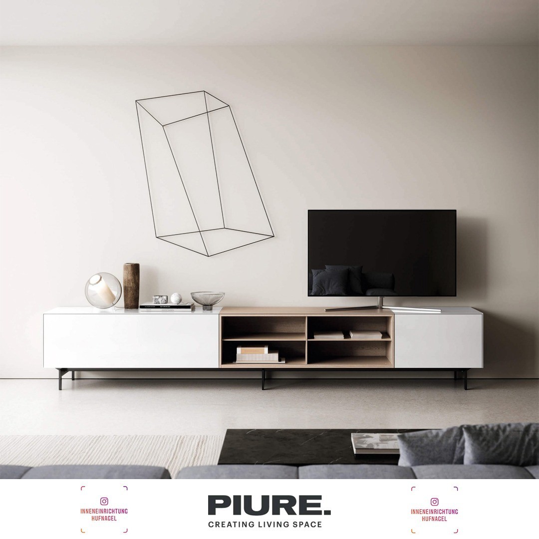| PIURE EDIT/Q KollektionDas neue, smarte Sideboard. Jetzt im Quick Ship. In 2 Wochen bei Ihnen.Sein zeitloses Design und der elegante Materialmix mit hochwertiger Eckverarbeitung auf Gehrung und feiner 5-mm-Umrandung passt sich jedem Raum an. ED
